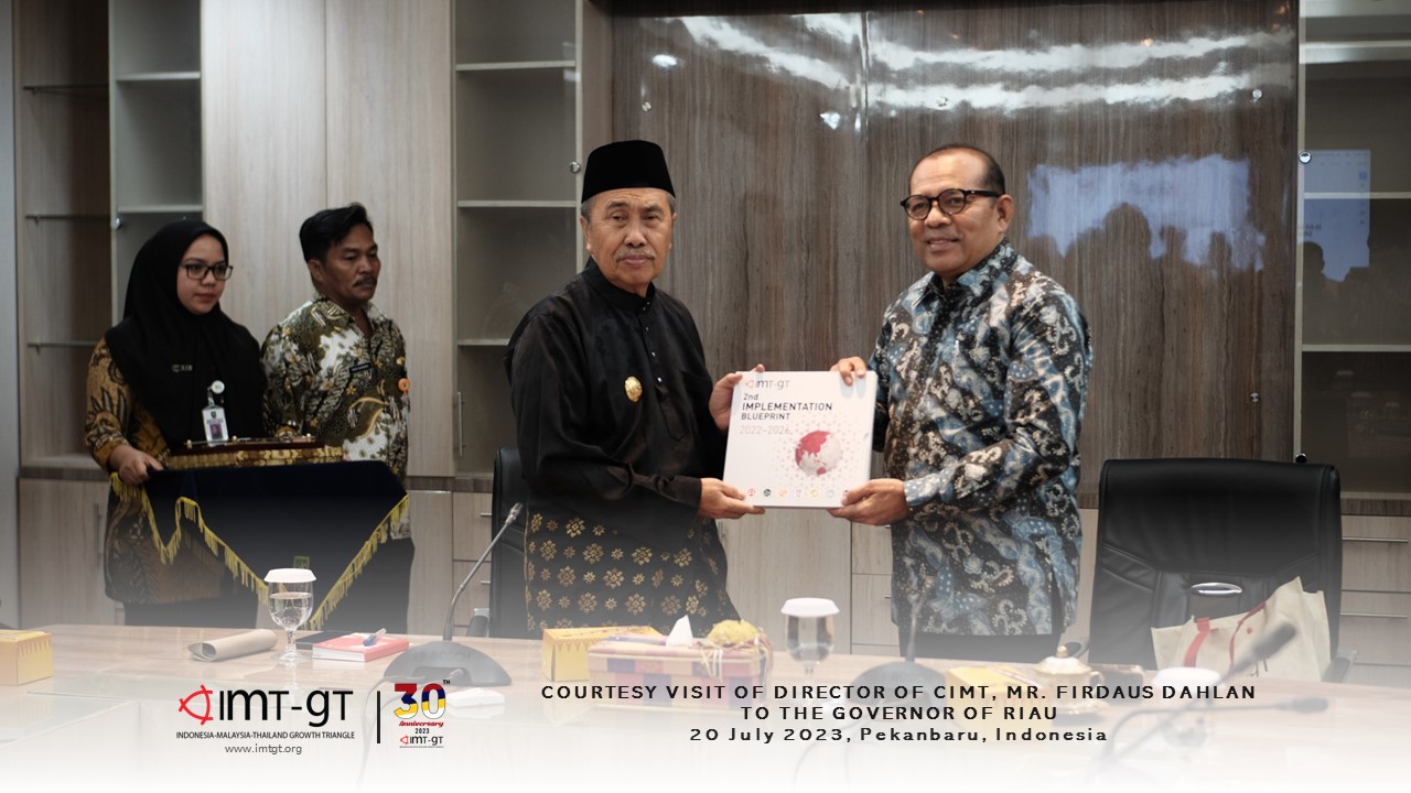 Read more about the article COURTESY VISIT OF DIRECTOR OF CIMT, MR. FIRDAUS DAHLAN TO THE GOVERNOR OF RIAU