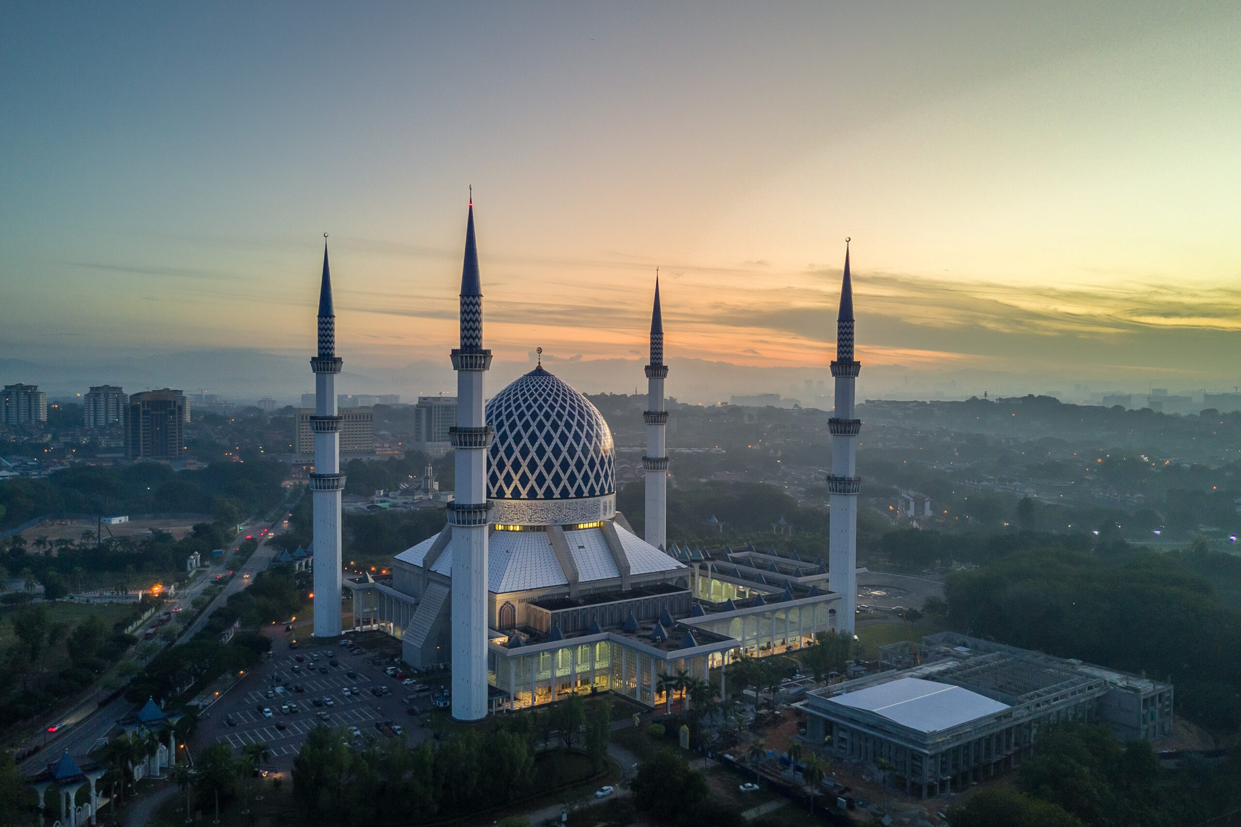 SULTAN-SALAHUDDIN-ABDUL-AZIZ-SHAH-MOSQUE-SHAH-ALAM-scaled